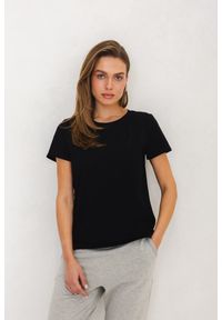 T-SHIRT INGA CZARNY Z HAFTEM L - Flawless. Kolor: czarny. Materiał: skóra, dresówka, bawełna, jeans, elastan. Długość rękawa: krótki rękaw. Długość: krótkie. Wzór: haft. Styl: sportowy