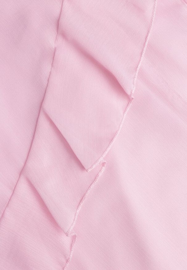 Renee - Różowa Elegancka Sukienka z Taliowaniem Wiązana na Plecach z Falbankami Ocyparia. Okazja: na imprezę. Typ kołnierza: kołnierz z falbankami. Kolor: różowy. Styl: elegancki