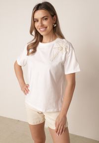 Born2be - Biały Bawełniany T-shirt z Ozdobną Aplikacją z Perełek i Cyrkonii Haidea. Okazja: na co dzień. Kolor: biały. Materiał: bawełna. Wzór: aplikacja. Styl: elegancki, casual #7