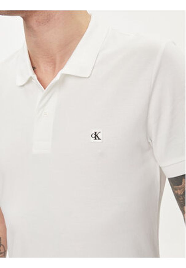 Calvin Klein Jeans Polo Embro Badge J30J325269 Biały Slim Fit. Typ kołnierza: polo. Kolor: biały. Materiał: bawełna