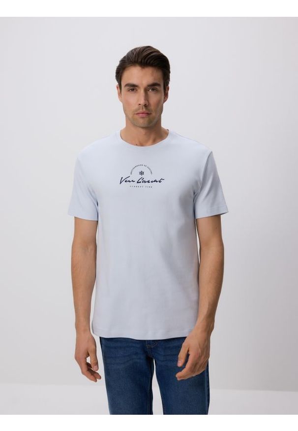 Reserved - T-shirt regular z haftem - jasnoniebieski. Kolor: niebieski. Materiał: bawełna, dzianina. Wzór: haft