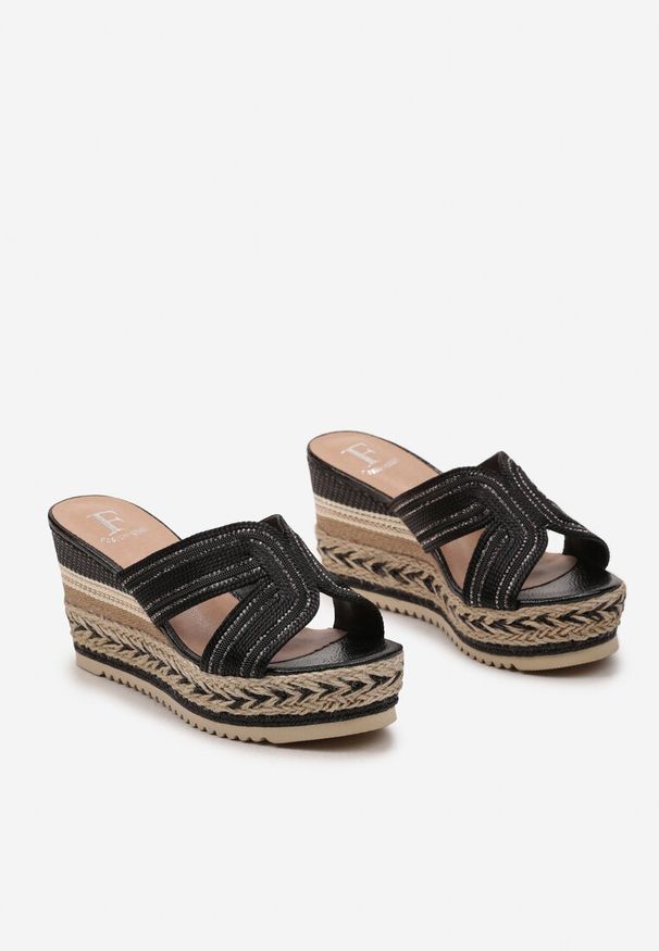 Renee - Czarne Klapki Boho na Plecionym Koturnie z Platformą i Dorobnymi Cyrkoniami Blattas. Kolor: czarny. Obcas: na koturnie. Styl: boho
