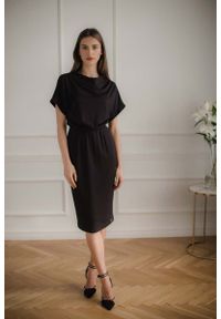 Figl - Czarna Sukienka Midi z Krótkim Kimonowym Rękawem. Kolor: czarny. Materiał: poliester, elastan, wiskoza. Długość: midi