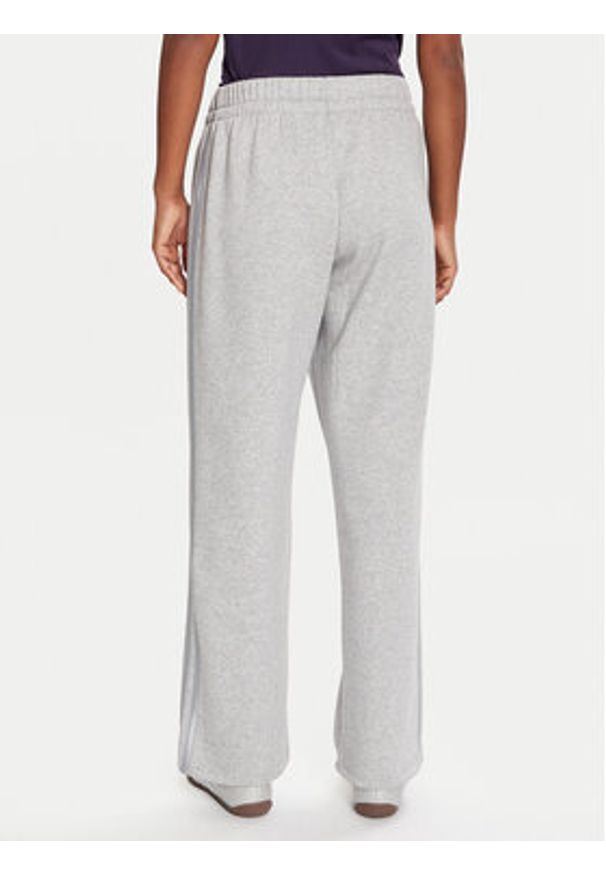 Adidas - adidas Spodnie dresowe Holiday 3-Stripes Fleece JM1888 Szary Loose Fit. Kolor: szary. Materiał: bawełna