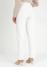 Born2be - Białe Spodnie Garniturowe z Paskiem Nemez. Stan: podwyższony. Kolor: biały. Materiał: materiał. Długość: długie #4