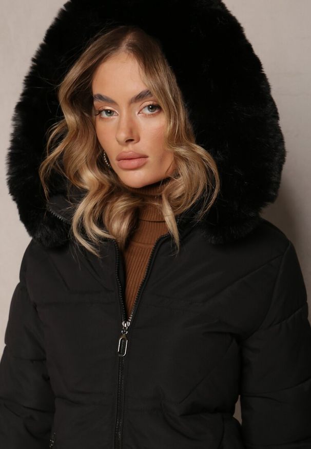 Renee - Czarna Pikowana Kurtka z Kapturem i Ozdobnym Futerkiem Zepiola. Okazja: na spacer. Typ kołnierza: kaptur. Kolor: czarny. Materiał: futro. Styl: elegancki