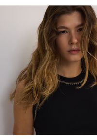 Reserved - Dzianinowy top ze zdobieniem - czarny. Kolor: czarny. Materiał: dzianina. Wzór: aplikacja #1