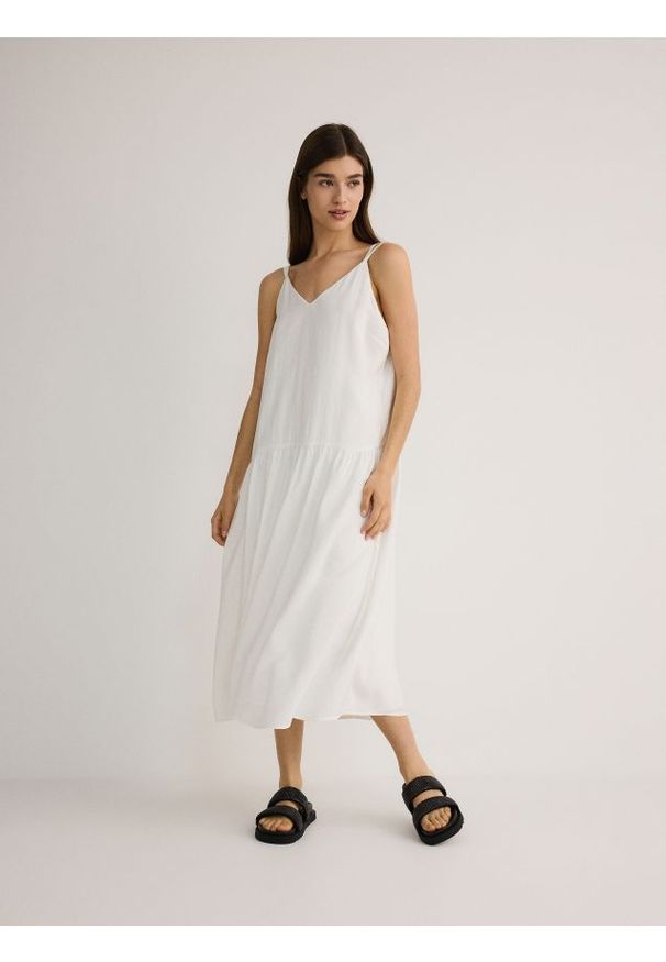 Reserved - Sukienka z modalem - biały. Kolor: biały. Materiał: tkanina. Wzór: gładki. Typ sukienki: proste