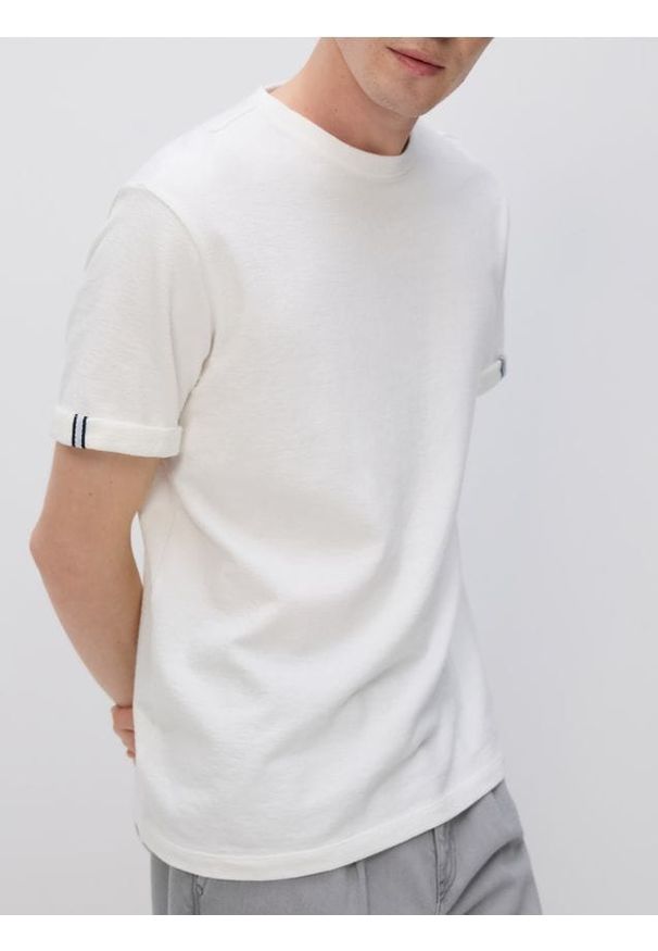 Reserved - Strukturalny t-shirt comfort fit - złamana biel. Materiał: bawełna, dzianina