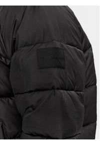 Calvin Klein Jeans Kurtka puchowa J30J324058 Czarny Regular Fit. Kolor: czarny. Materiał: syntetyk