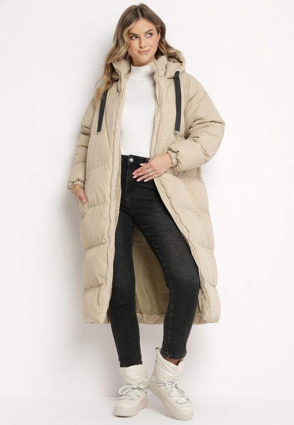 Born2be - Beżowa Długa Kurtka Pikowana Płaszcz na Zamek z Kapturem Lesea. Okazja: na co dzień. Typ kołnierza: kaptur. Kolor: beżowy. Materiał: jeans, dzianina. Długość: długie. Styl: elegancki, casual