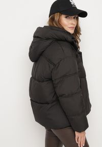 Born2be - Czarna Kurtka Pikowana z Kapturem i Ściągaczami przy Rękawach Hedivra. Okazja: na co dzień, na spacer. Typ kołnierza: kaptur. Kolor: czarny. Materiał: jeans. Długość rękawa: długi rękaw. Długość: długie. Sezon: zima. Styl: klasyczny, casual #3