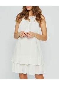 MARLU - Biała sukienka mini Addis. Okazja: na randkę. Kolor: biały. Materiał: tkanina. Sezon: lato. Styl: wakacyjny, wizytowy, elegancki. Długość: mini #1