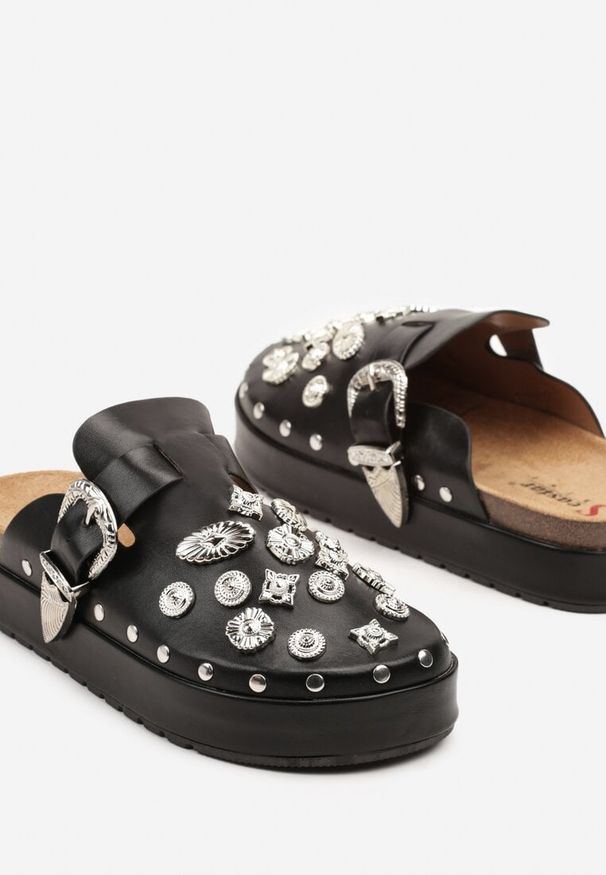Born2be - Czarne Klapki Mule w Rockowym Stylu z Klamrami i Aplikacjami z Cyrkonii Aneldanis. Okazja: na co dzień. Nosek buta: okrągły. Kolor: czarny. Materiał: jeans, koronka. Wzór: aplikacja. Obcas: na obcasie. Styl: rockowy. Wysokość obcasa: niski