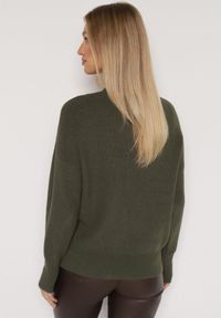 Born2be - Ciemnozielony Sweter z Domieszką Kaszmiru z Dekoltem w Serek Feralaine. Okazja: na co dzień, na spotkanie biznesowe. Typ kołnierza: dekolt w serek. Kolor: zielony. Materiał: kaszmir. Styl: biznesowy, klasyczny, casual, elegancki #7