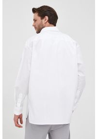 Drykorn koszula męska kolor biały relaxed z kołnierzykiem klasycznym. Typ kołnierza: kołnierzyk klasyczny. Kolor: biały. Materiał: tkanina, bawełna. Wzór: gładki. Styl: klasyczny