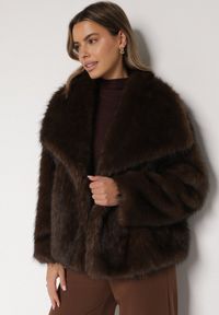 Born2be - Brązowa Oversizowa Kurtka Futerko z Szerokim Kołnierzem Reilia. Kolor: brązowy. Materiał: futro. Styl: klasyczny, elegancki #6