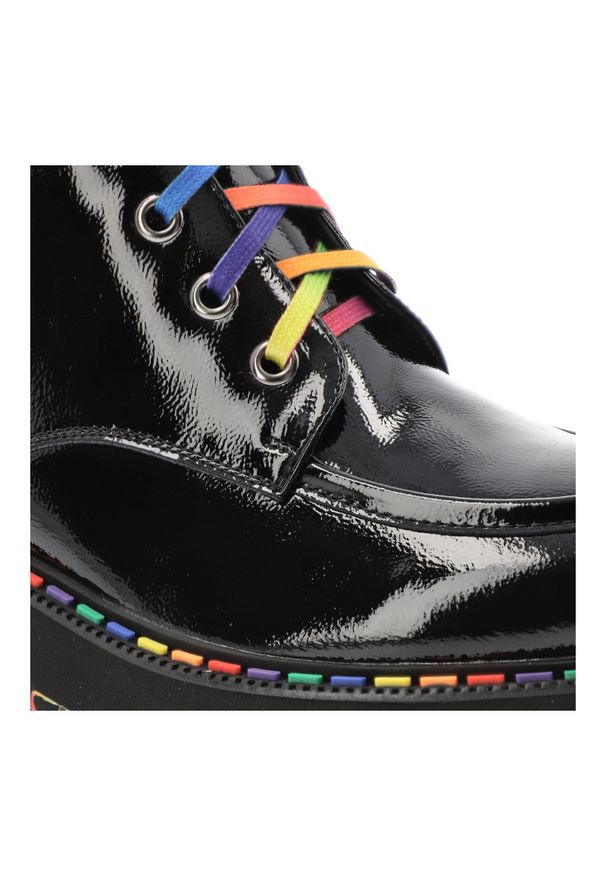 Czarne Trapery Artiker Modne Buty Damskie. Kolor: czarny. Materiał: jeans, lakier, skóra. Wzór: kolorowy. Sezon: zima, jesień. Obcas: na platformie