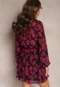 Renee - Różowa Mini Rozkloszowana Sukienka z Kopertowym Dekoltem w Kwiaty Retrina. Kolor: różowy. Wzór: kwiaty. Typ sukienki: kopertowe. Długość: mini