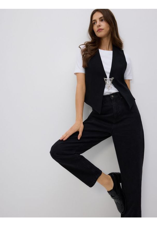 Reserved - Jeansy mom fit - czarny. Kolor: czarny. Materiał: jeans