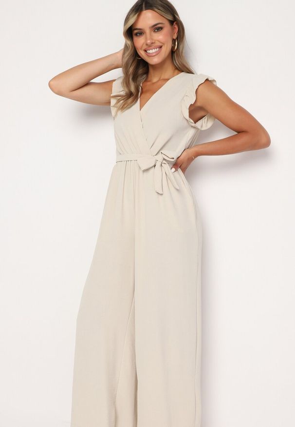 Born2be - Beżowy Taliowany Kombinezon Koktajlowy z Paskiem w Talii i Falbanami przy Ramionach Vimarine. Okazja: na imprezę. Kolor: beżowy. Materiał: jeans. Styl: wizytowy