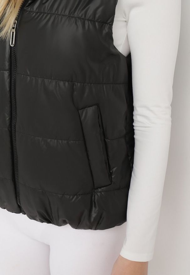 Born2be - Czarna Kamizelka z Odpinanym Kapturem i Kieszeniami Pikowana Aggevia. Kolor: czarny