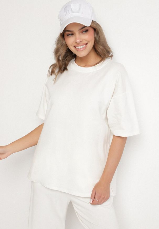 Born2be - Jasnobeżowy Bawełniany Komplet Szerokie Spodnie i T-shirt z Rozcięciami Norpio. Kolor: beżowy. Materiał: bawełna