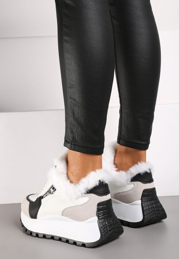 Renee - Białe Sneakersy na Platformie z Napisem Sznurowaniem i Futerkiem Vazina. Okazja: na co dzień. Zapięcie: sznurówki. Kolor: biały. Materiał: futro. Wzór: napisy. Obcas: na platformie