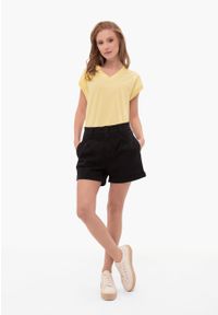 Volcano - T-shirt z dekoltem V, Comfort Fit, T-SKY. Okazja: na co dzień. Typ kołnierza: dekolt w serek, dekolt w kształcie V. Kolor: żółty. Długość: krótkie. Wzór: bez wzorów, gładki. Materiał: skóra, bawełna, materiał. Długość rękawa: krótki rękaw. Sezon: zima, lato. Styl: casual #1