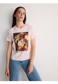 Reserved - T-shirt z nadrukiem - pastelowy róż. Kolor: różowy. Materiał: bawełna, dzianina. Wzór: nadruk #1