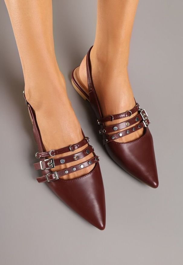 Renee - Bordowe Sandały Slingback ze Szpiczastym Noskiem Zdobione Paskami z Klamerkami Voseira. Okazja: na spotkanie biznesowe. Nosek buta: szpiczasty. Zapięcie: pasek. Kolor: czerwony. Materiał: jeans. Wzór: aplikacja. Styl: elegancki, biznesowy