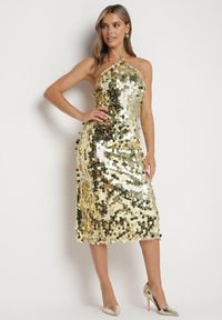 Born2be - Złota Asymetryczna Sukienka Bogato Zdobiona Cekinami z Wiązaniem na Plecach Lericie. Kolor: złoty. Wzór: aplikacja. Typ sukienki: asymetryczne #1