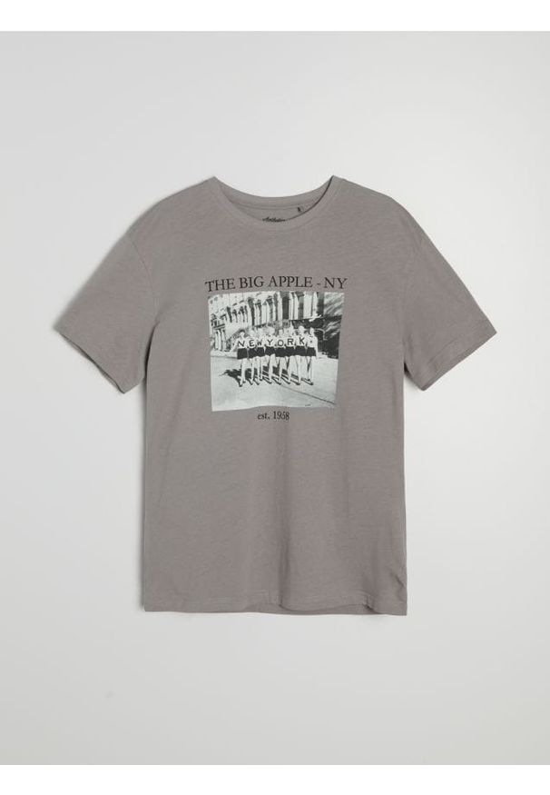Sinsay - Bawełniana koszulka z nadrukiem - szary. Kolor: szary. Materiał: bawełna. Wzór: nadruk