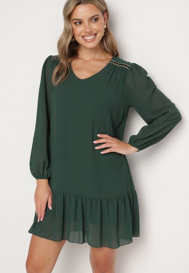 Born2be - Ciemnozielona Sukienka z Wiskozą o Prostym Kroju z Bufiastymi Rękawami i Falbanką u Dołu Ilila. Okazja: na co dzień. Typ kołnierza: dekolt w serek. Kolor: zielony. Materiał: wiskoza. Typ sukienki: proste. Styl: elegancki, klasyczny, casual, wizytowy