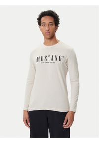 Mustang Longsleeve Asheville 1016873 Beżowy Regular Fit. Kolor: beżowy. Materiał: bawełna. Długość rękawa: długi rękaw