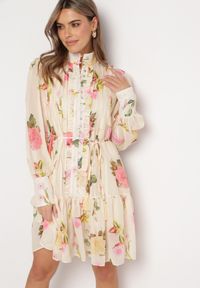 Born2be - Jasnobeżowa Kwiatowa Sukienka Midi z Guzikami i Plisowaniem Imma. Kolor: beżowy. Materiał: materiał, tkanina. Długość rękawa: na ramiączkach. Wzór: kwiaty. Sezon: wiosna, lato. Długość: midi #1