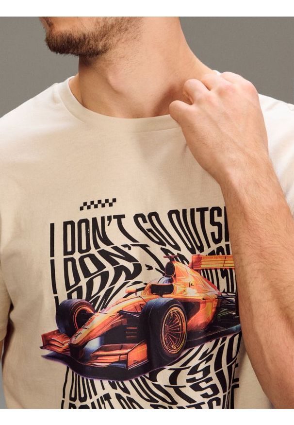 Sinsay - Bawełniana koszulka z nadrukiem - kremowy. Kolor: kremowy. Materiał: bawełna. Wzór: nadruk