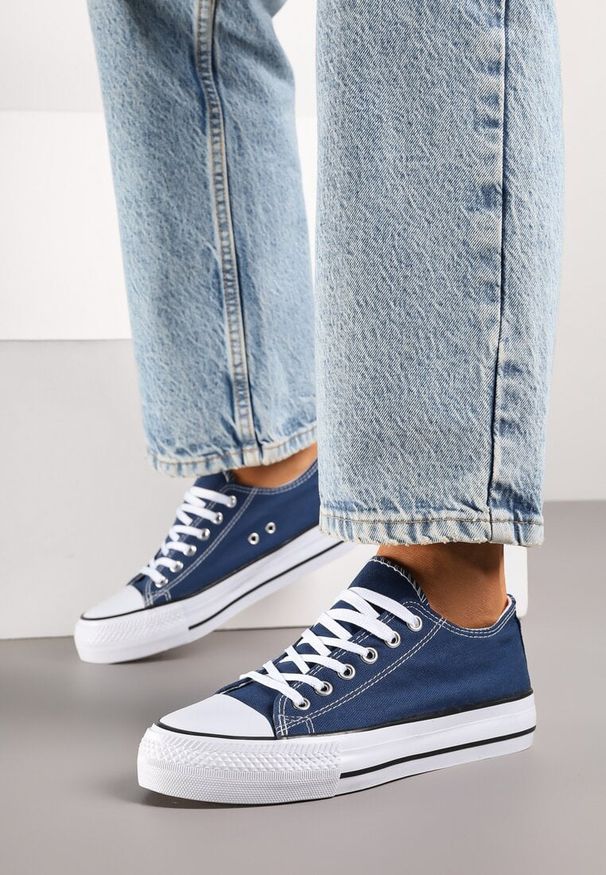 Renee - Granatowe Klasyczne Trampki Przed Kostkę Xarosa. Okazja: na spacer. Wysokość cholewki: przed kostkę. Nosek buta: okrągły. Kolor: niebieski. Materiał: jeans. Obcas: na obcasie. Styl: klasyczny. Wysokość obcasa: niski