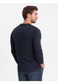 Ombre Clothing - Męski longsleeve bez nadruku z dekoltem w serek - granatowy V5 - Rozmiar: XL. Okazja: na co dzień. Typ kołnierza: dekolt w serek. Kolor: niebieski. Materiał: materiał, bawełna. Długość rękawa: długi rękaw. Długość: długie. Wzór: gładki, jednolity. Styl: klasyczny, casual, elegancki #8