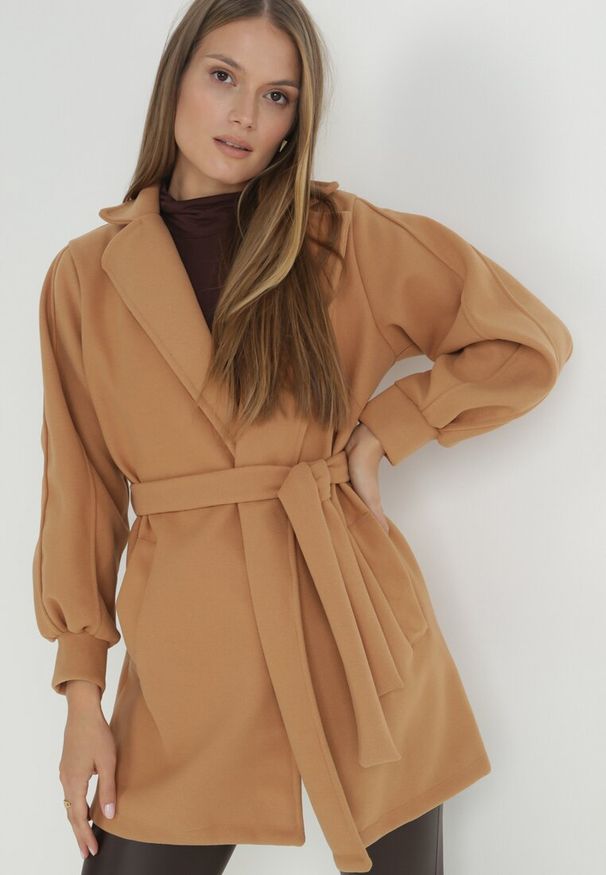 Born2be - Ciemnobeżowy Płaszcz z Wiązanym Paskiem i Bufiastym Rękawem Imgrucu. Typ kołnierza: kołnierzyk stójkowy. Kolor: beżowy. Materiał: tkanina, jeans. Długość: długie. Sezon: wiosna, jesień
