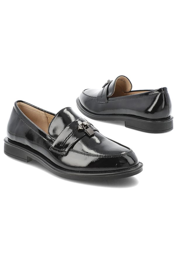 Mokasyny damskie Filippo, lakierowane loafersy na niskim obcasie z eleganckim paskiem i metalową ozdobą, czarne, DP7751/26. Okazja: na co dzień, na spotkanie biznesowe, do pracy. Zapięcie: pasek. Kolor: czarny. Materiał: lakier. Wzór: aplikacja. Obcas: na obcasie. Styl: elegancki. Wysokość obcasa: niski