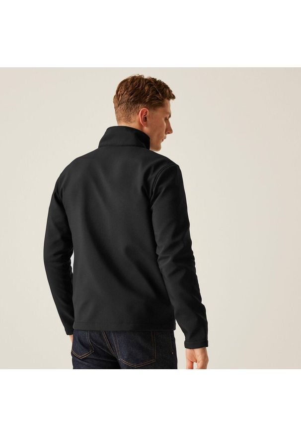 Regatta - Softshell roboczy męski Ablaze. Kolor: czarny. Materiał: softshell. Sezon: zima, jesień. Sport: turystyka piesza