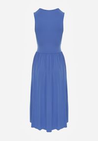 Renee - Niebieska Sukienka z Kopertowym Dekoltem i Plisowanym Dołem Anamarie. Kolor: niebieski. Długość rękawa: bez rękawów. Typ sukienki: kopertowe. Długość: midi #7