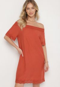 Born2be - Pomarańczowa Bawełniana Sukienka Hiszpanka z Ażurowymi Zdobieniami Filissa. Okazja: na co dzień. Typ kołnierza: dekolt hiszpanka. Kolor: pomarańczowy. Materiał: bawełna. Długość rękawa: krótki rękaw. Wzór: aplikacja, ażurowy. Typ sukienki: rozkloszowane, z odkrytymi ramionami. Styl: casual #3