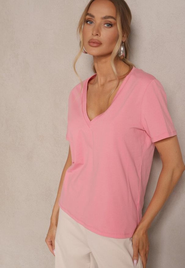 Renee - Różowy T-shirt z Bawełny z Dekoltem w Serek Nindriela. Typ kołnierza: dekolt w serek. Kolor: różowy. Materiał: bawełna