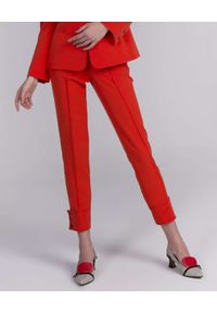 CATERINA - Czerwone spodnie w kant. Kolor: czerwony
