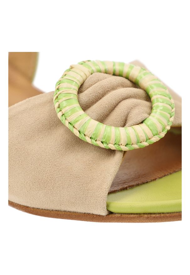 Zielone Sandały Maciejka Eleganckie Obuwie Damskie. Okazja: na co dzień. Zapięcie: klamry. Kolor: zielony. Materiał: materiał. Wzór: aplikacja. Sezon: lato. Obcas: na płaskiej podeszwie. Styl: elegancki