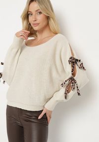 Born2be - Beżowy Sweter z Moherem o Nietoperzowym Kroju z Ozdobnymi Wiązaniami w Panterkę Semiri. Okazja: na co dzień. Typ kołnierza: dekolt w łódkę. Kolor: beżowy. Materiał: moher. Długość rękawa: długi rękaw. Długość: długie. Wzór: motyw zwierzęcy. Styl: glamour, elegancki, casual #6