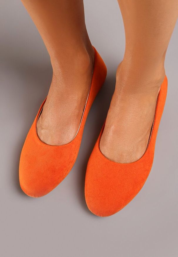 Renee - Pomarańczowe Klasyczne Balerinki z Ekozamszu z Okrągłym Noskiem Harneli. Okazja: na co dzień, na spotkanie biznesowe. Nosek buta: okrągły. Zapięcie: bez zapięcia. Kolor: pomarańczowy. Obcas: na płaskiej podeszwie. Styl: klasyczny
