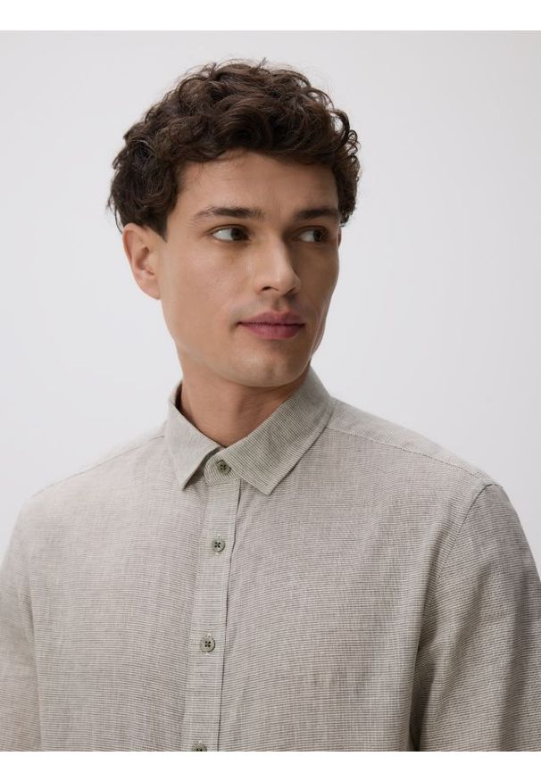 Reserved - Koszula regular fit z lnem - ciemnozielony. Kolor: zielony. Materiał: len